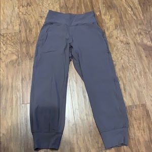 Euc lululemon size 4 align joggers crop